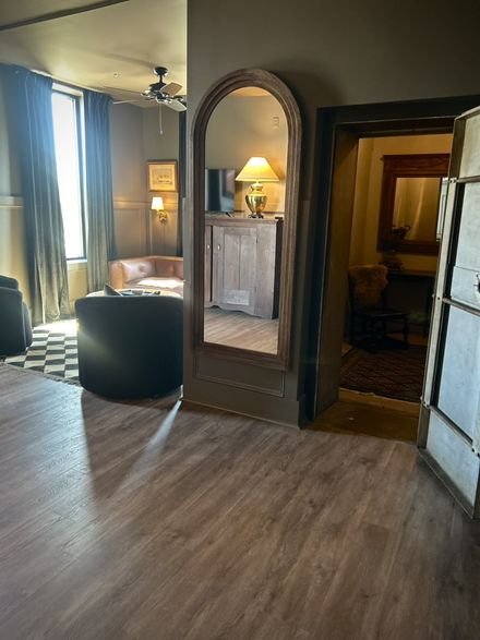 Arched doorway in the groom’s suite